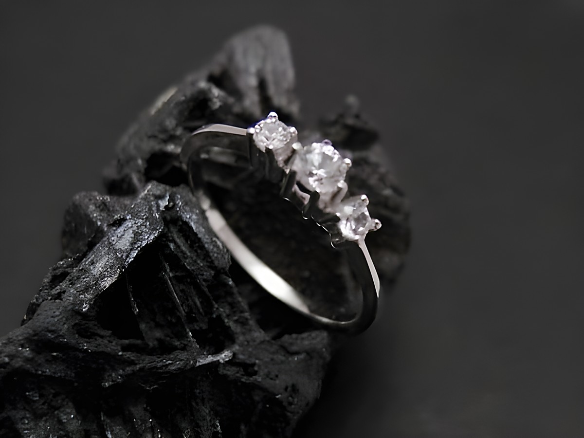 Weißgold Ring edel Gold 333 Zirkonia Gr. 53 Hersteller Juwelier Harnisch bis Gr. 54 17,5 der stilvolle Ring mit funkelnden Zirkonia auf einer schwarzen Unterlage präsentiert.