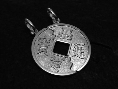 Partneranhänger aus Sterling Silber in Form einer chinesischen Münze mit eingravierten Zeichen, gefertigt von Juwelier Harnisch, ideal für Partner und Liebende.