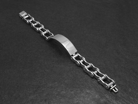 Silbernes Gravurarmband aus einer Kombination von Fahrrad- und Motorradkette, robust und schwer mit einem Gewicht von 94g, hergestellt von Juwelier Harnisch, ideal für individuelle Gravuren.