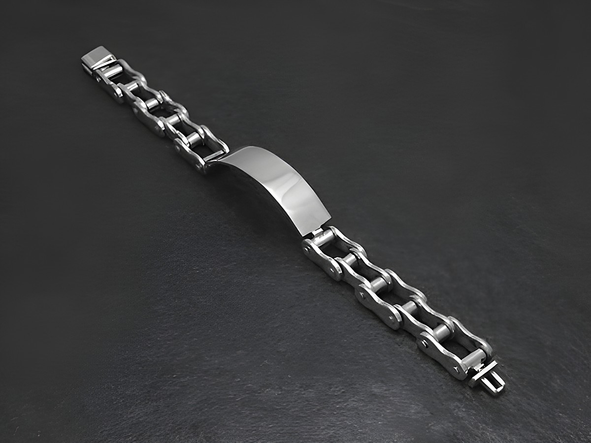Silbernes Gravurarmband aus einer Kombination von Fahrrad- und Motorradkette, robust und schwer mit einem Gewicht von 94g, hergestellt von Juwelier Harnisch, ideal für individuelle Gravuren.