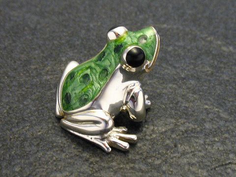 60429-0 Frosch in grün emaillierter Silberoptik stehend, detailreich und plastisch gearbeitet, Höhe 29 mm, Hersteller Juwelier Harnisch, ideal für Sammler und Liebhaber von Tierfiguren.