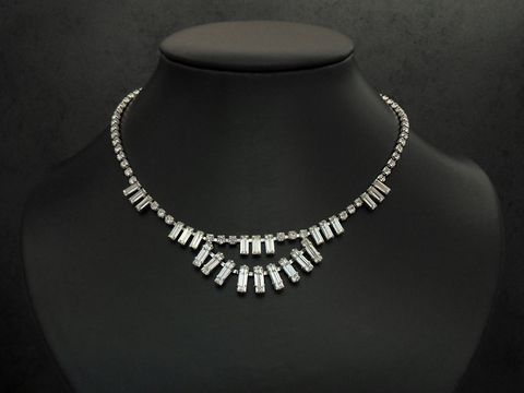 Luxuriöse Strass Collier Kette in silberfarbener Fassung, Länge 40,5 cm, mit funkelnden Strasssteinen, hergestellt von Juwelier Harnisch. Ideal für besondere Anlässe.