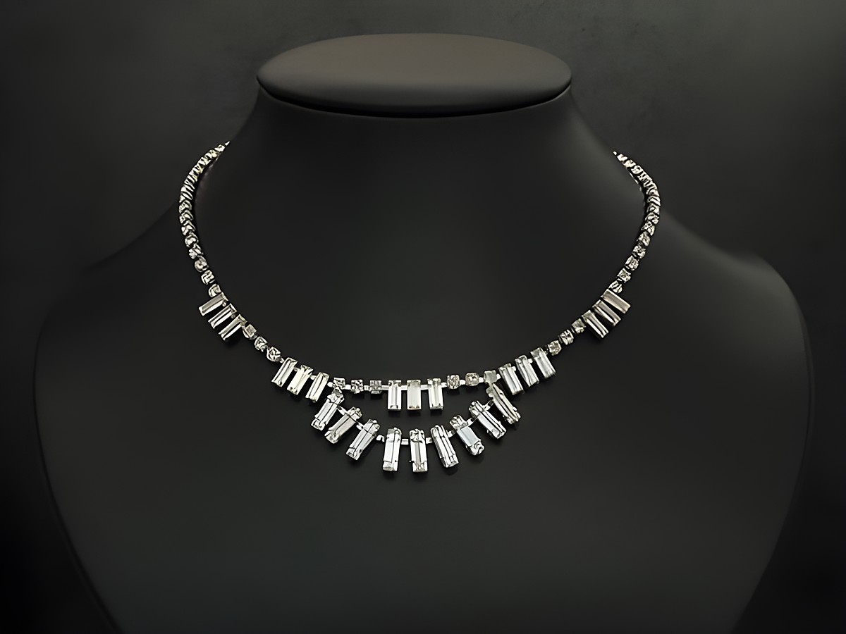 Luxuriöse Strass Collier Kette in silberfarbener Fassung, Länge 40,5 cm, mit funkelnden Strasssteinen, hergestellt von Juwelier Harnisch. Ideal für besondere Anlässe.
