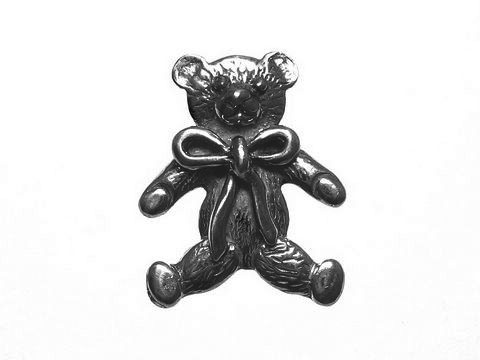Teddy 925 Sterling Silber Anhänger in Form eines Bären mit Schärpe, von Juwelier Harnisch, ideal für Tierliebhaber und Schmuckfans.
