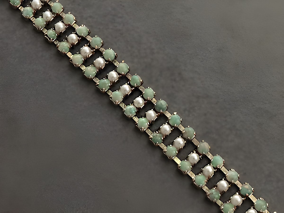 Modeschmuck Armband in Türkis und Weiß mit goldfarbener Fassung, Länge 17,5 cm, im Design von Juwelier Harnisch, verziert mit Strasssteinen für einen eleganten Look.