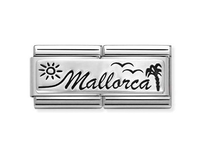 Ein silberner Charm mit der Aufschrift Mallorca, verziert mit einer Sonne, Vögeln und einer Palme, hergestellt aus Sterling Silber und Edelstahl von Nomination.