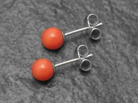 Silber Ohrring mit echtem Stein Koralle in 6mm, gefertigt von Juwelier Harnisch, schlichtes Design, ideal für jeden Anlass, zeitlos und elegant.