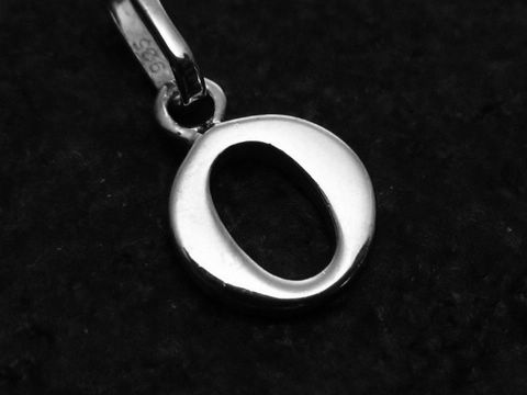 925 Sterling Silber rhodiniertes Anhänger in Form des Buchstabens O, gefertigt vom Juwelier Harnisch, glänzende Oberfläche auf schwarzem Hintergrund.