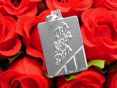 Silberne Gravurplatte in Rechteckform mit dem eingravierten Text Ich Liebe Dich, umgeben von roten Rosen, ideal als Geschenk für besondere Anlässe. Hersteller: Juwelier Harnisch.