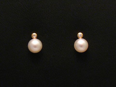 Ohrringe mit 7,5 mm Akoya Zuchtperle und Brillant in Gold 585, Hersteller Juwelier Harnisch, elegante Perlenohrringe in klassischem Design.