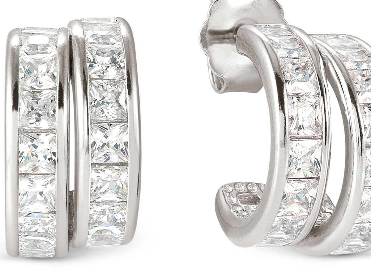 Zwei elegante doppelte Creolen aus Sterling Silber, mit funkelnden Zirkonia besetzt, die für einen glamourösen Look sorgen. Schlichtes Design mit glatter Oberfläche.