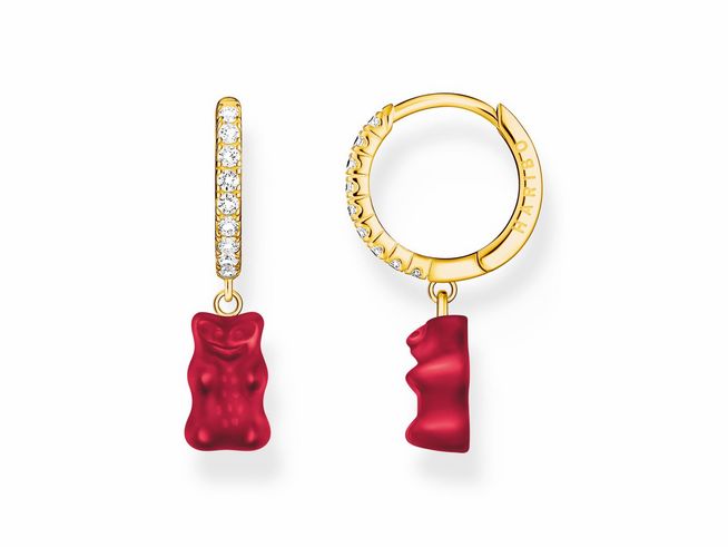 Die Einzel-Creole von Thomas Sabo zeigt einen Gummibärchen-Anhänger in Rot. Die Creole ist verziert mit Zirkonia und hat ein vergoldetes Design, perfekt für einen verspielten Look.