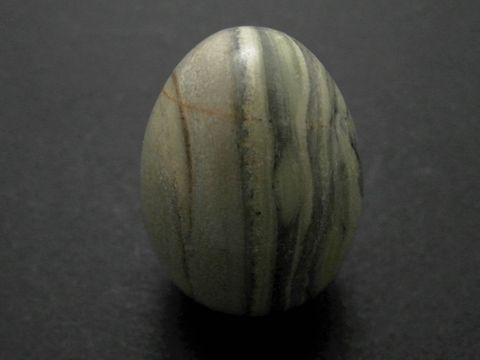 Steinei in Ei-Form aus grünem Achat mit markanten Musterungen, Naturstein, Maße 30 x 22 x 22 mm, erhältlich beim Juwelier Harnisch.