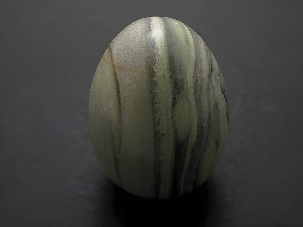 Steinei in Ei-Form aus grünem Achat mit markanten Musterungen, Naturstein, Maße 30 x 22 x 22 mm, erhältlich beim Juwelier Harnisch.