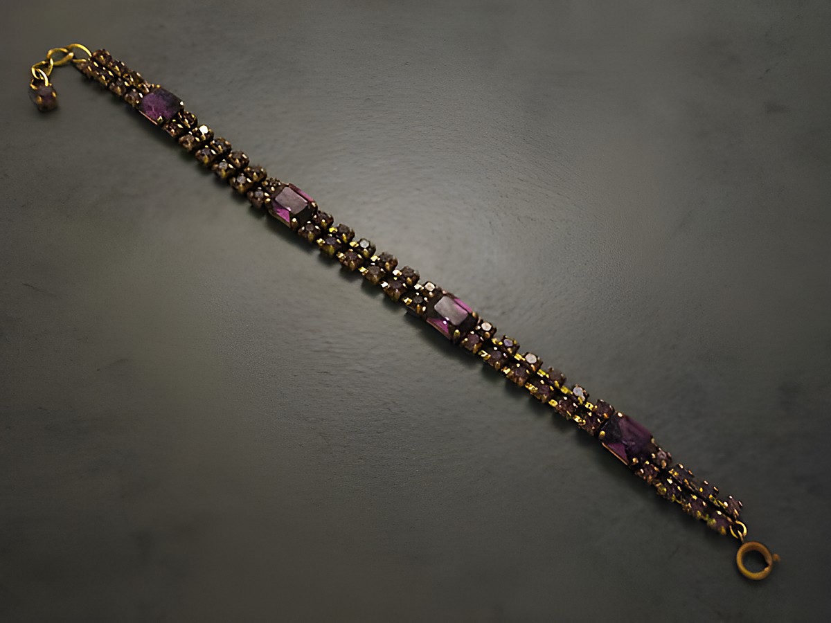 Strass Armband in lila, 19-22 cm, goldfarben, traumhaft von Juwelier Harnisch, ideal für jeden Anlass. Elegantes Design mit funkelnden Strasssteinen. – Ansicht 2
