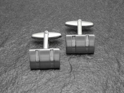 10171-0 Moderne Manschettenknöpfe im matten Silber-Look von Juwelier Harnisch, silberfarben mit einem eleganten und zeitgemäßen Design, ideal für besondere Anlässe oder den Alltag.