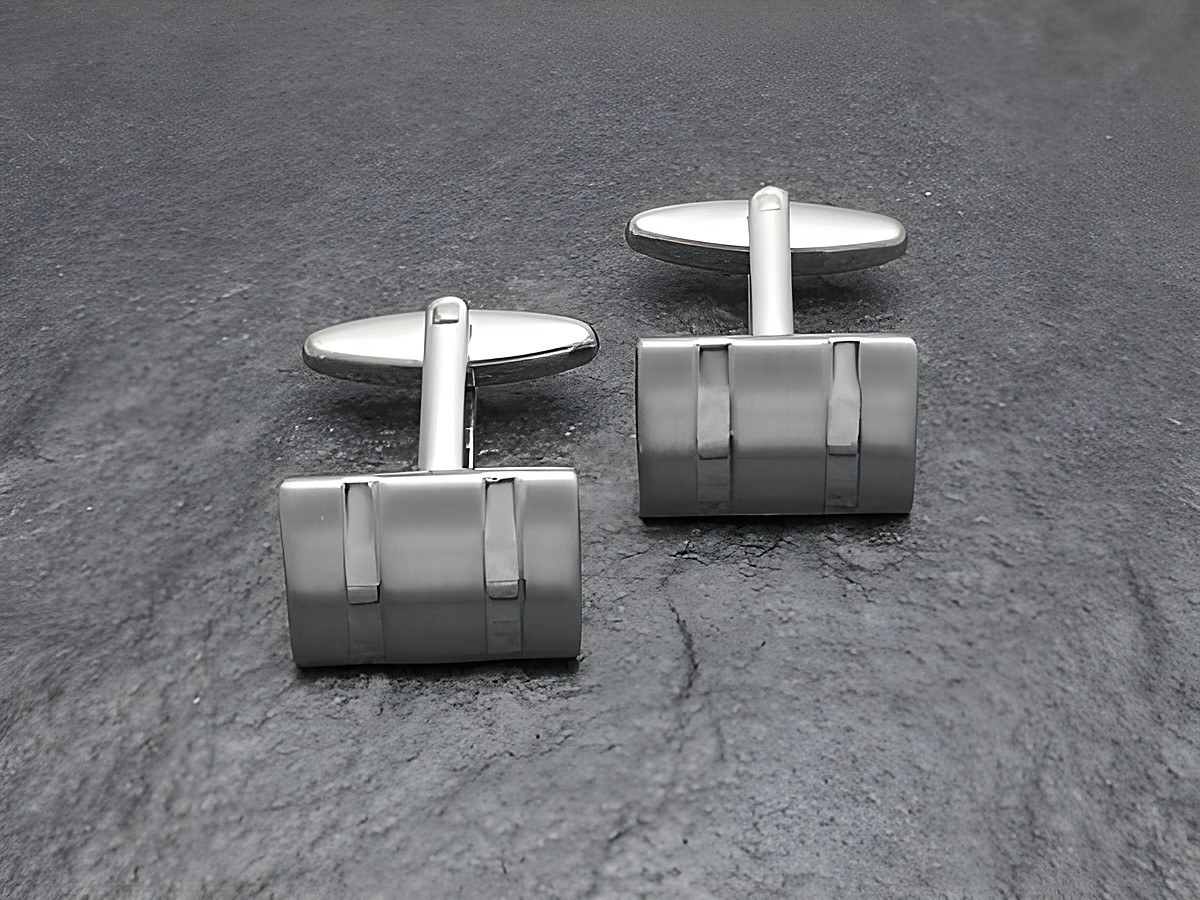 Moderne Manschettenknöpfe im matten Silber-Look von Juwelier Harnisch, silberfarben mit einem eleganten und zeitgemäßen Design, ideal für besondere Anlässe oder den Alltag.