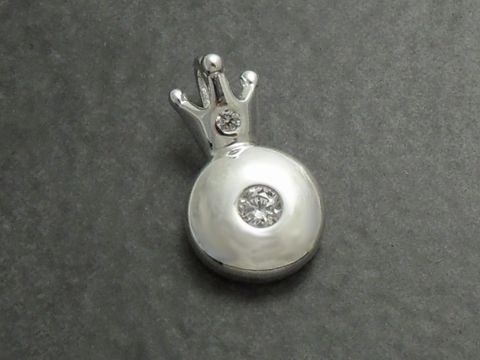 39695-0 Anhänger Kronenkreis aus Sterling Silber 925 mit Zirkonia, bestehend aus einer runden, glänzenden Oberfläche und einer kleinen Krone oben, hergestellt von Juwelier Harnisch, diverses Motiv.
