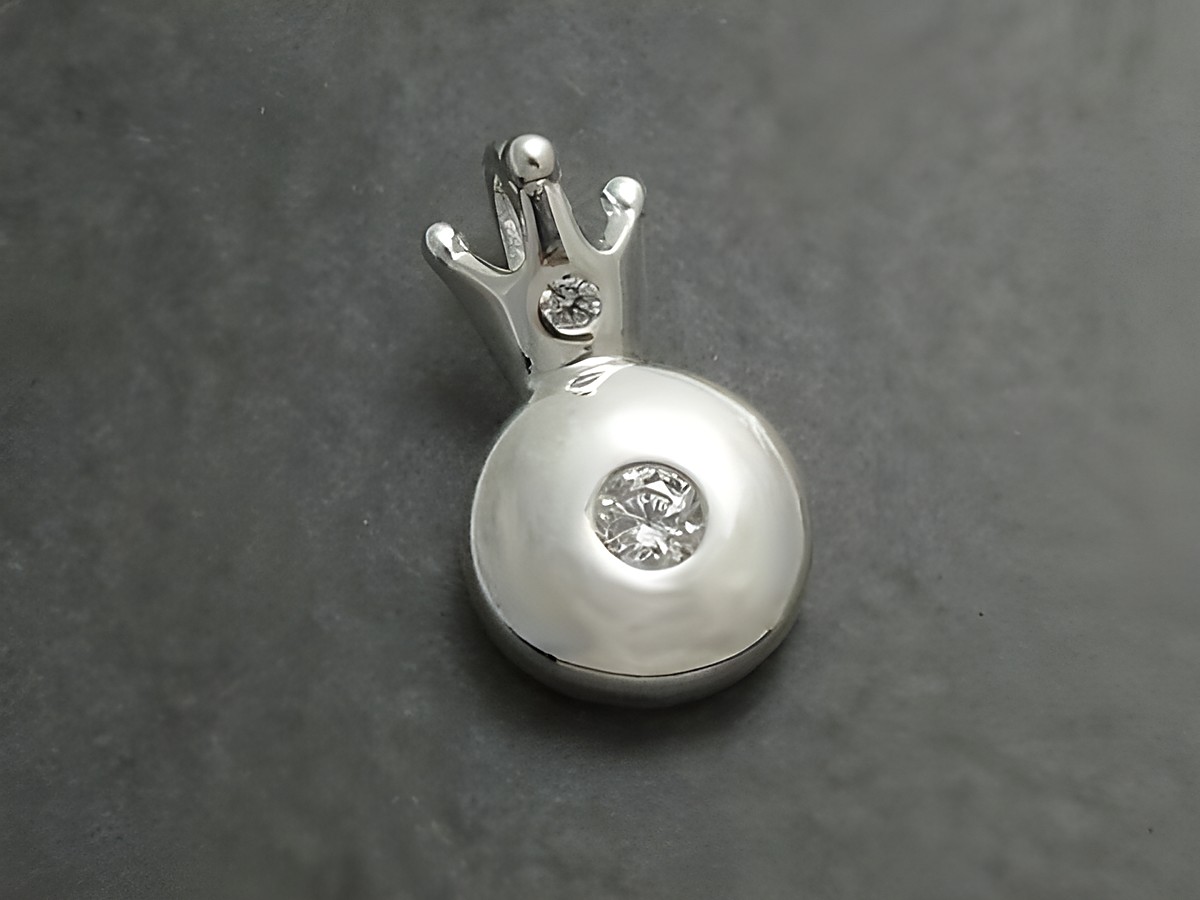Anhänger Kronenkreis aus Sterling Silber 925 mit Zirkonia, bestehend aus einer runden, glänzenden Oberfläche und einer kleinen Krone oben, hergestellt von Juwelier Harnisch, diverses Motiv.