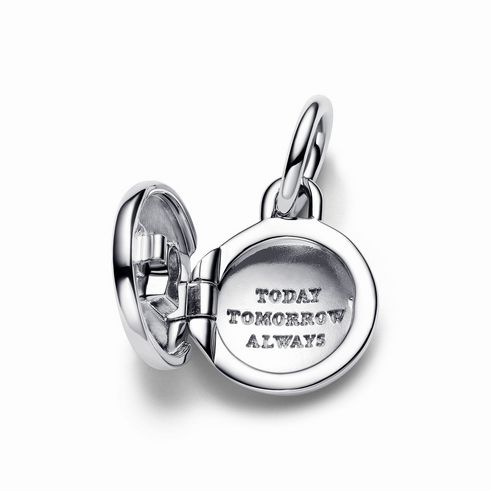 Auf dem Bild ist ein aufklappbares Liebesmedaillon Charm-Anhänger von Pandora zu sehen, aus Sterling Silber mit klaren Zirkonia. Im Inneren steht die Gravur Today Tomorrow Always.