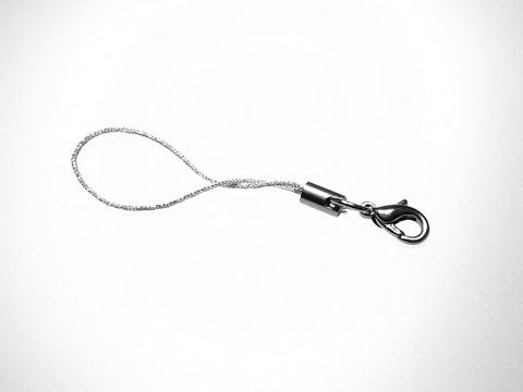 Handyschmuck Schlaufe mit einem Karabinerhaken in silberner Farbe, hergestellt von Juwelier Harnisch, geeignet für eine Vielzahl von 1.500 verschiedenen Anhängern.