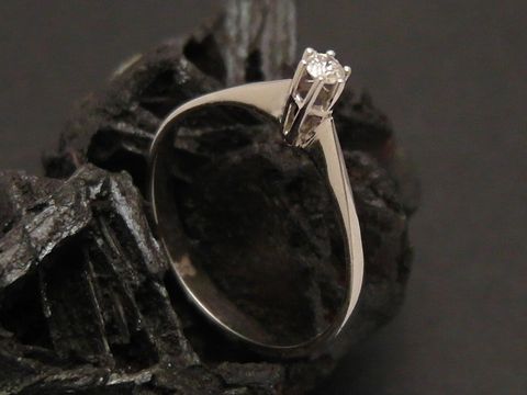 Weißgoldring reizend Gold 585 Brillant Gr. 55 Hersteller Juwelier Harnisch bis Gr. 56 18, elegant geschliffen und funkelnd, auf dunklem Hintergrund präsentiert.