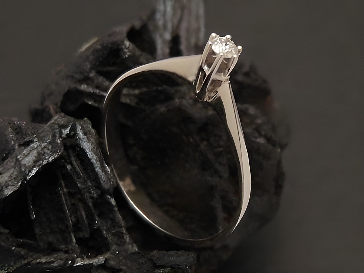 Weißgoldring reizend Gold 585 Brillant Gr. 55 Hersteller Juwelier Harnisch bis Gr. 56 18, elegant geschliffen und funkelnd, auf dunklem Hintergrund präsentiert.
