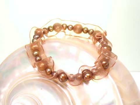 Perlenarmband mit Organza in bordeauxfarben, Länge 20 cm, hergestellt von Juwelier Harnisch, kombiniert mit passenden Perlenohrringen und Armbändern, stilvoll und elegant.