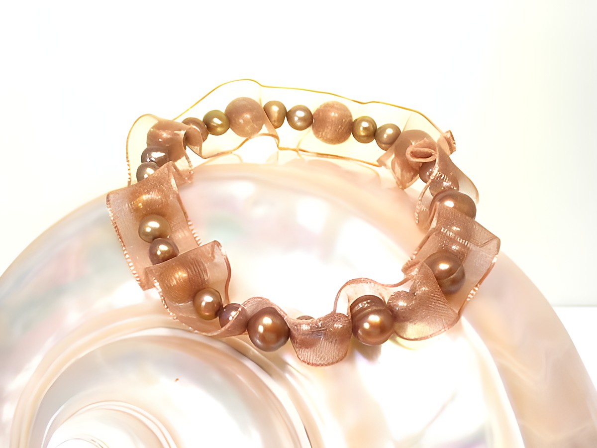 Perlenarmband mit Organza in bordeauxfarben, Länge 20 cm, hergestellt von Juwelier Harnisch, kombiniert mit passenden Perlenohrringen und Armbändern, stilvoll und elegant.