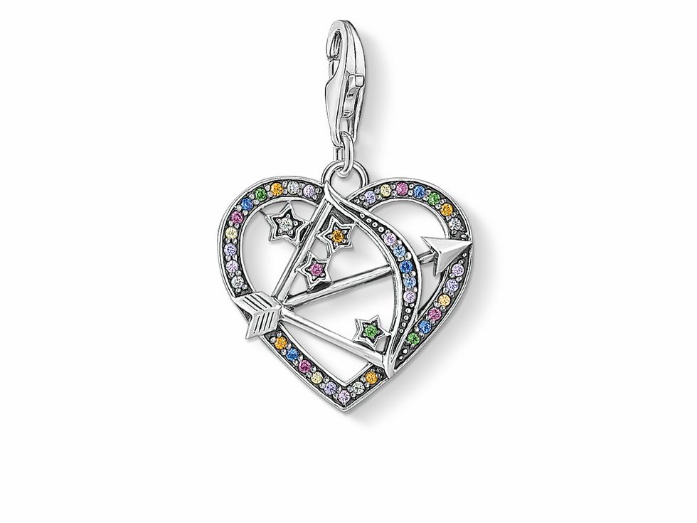 Thomas Sabo Charm-Anhänger in Herzform mit Pfeil und Bogen, gefertigt aus Sterling Silber und verziert mit bunten Zirkonia-Steinen, symbolisiert Liebe und Romantik.