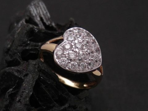 Gold Ring - Herz der Liebe - Gold 585 bicolor - Zirkonia - Goldring - Gr. 55, Hersteller: Juwelier Harnisch, bis Gr. 56/18, funkelnder Herzring mit klarem Zirkonia-Besatz auf schwarzem Hintergrund.