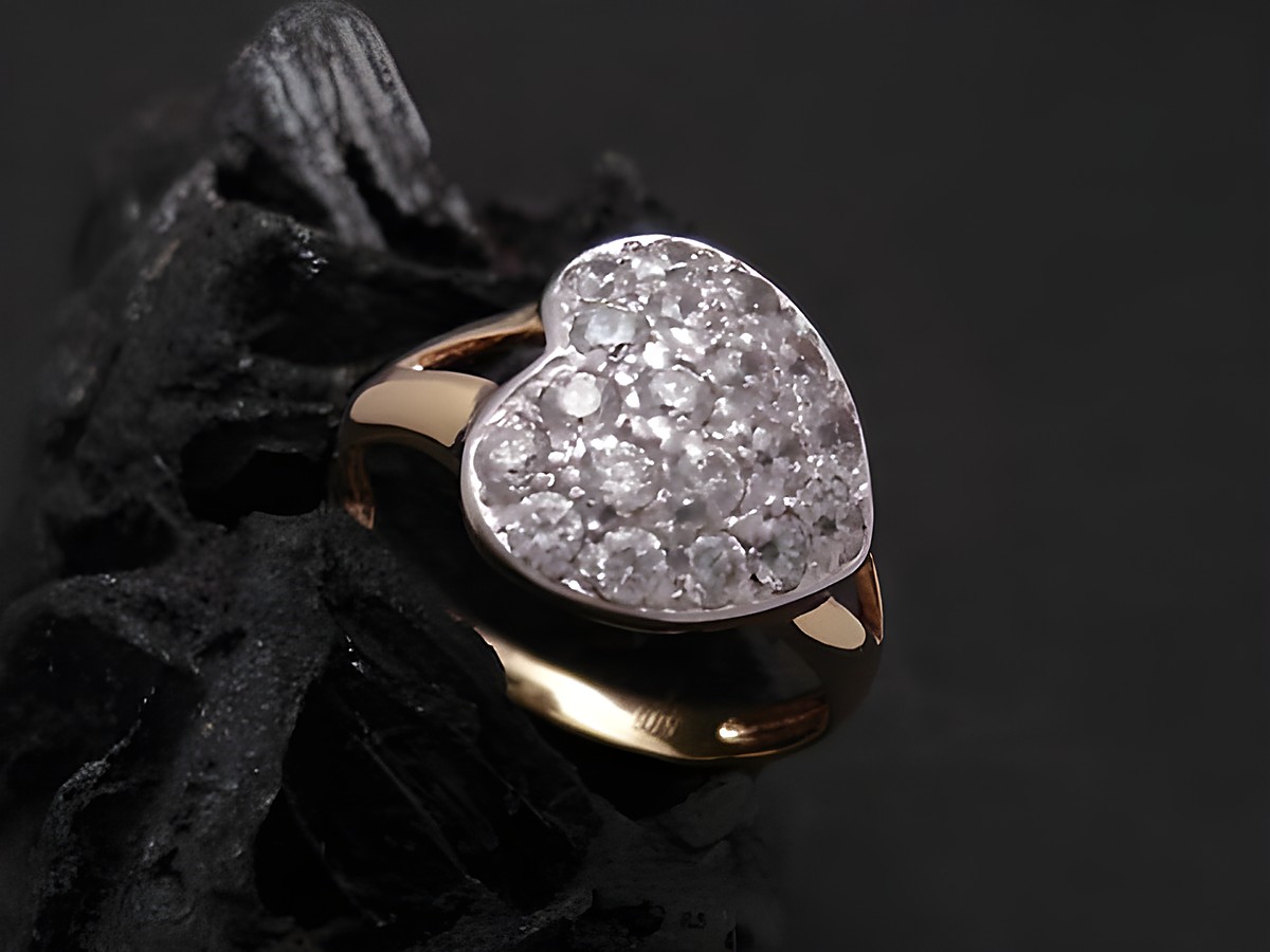 Gold Ring - Herz der Liebe - Gold 585 bicolor - Zirkonia - Goldring - Gr. 55, Hersteller: Juwelier Harnisch, bis Gr. 56/18, funkelnder Herzring mit klarem Zirkonia-Besatz auf schwarzem Hintergrund.
