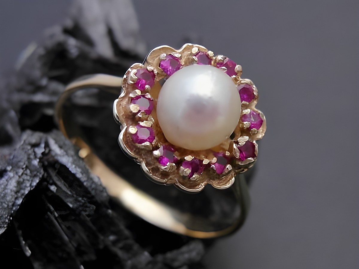 Gold Perlen Ring blumig Gr. 57 mit 6,1 mm Zuchtperle und synthetischen Rubinen in Gold 333, Hersteller Juwelier Harnisch bis Gr. 58/18,5.