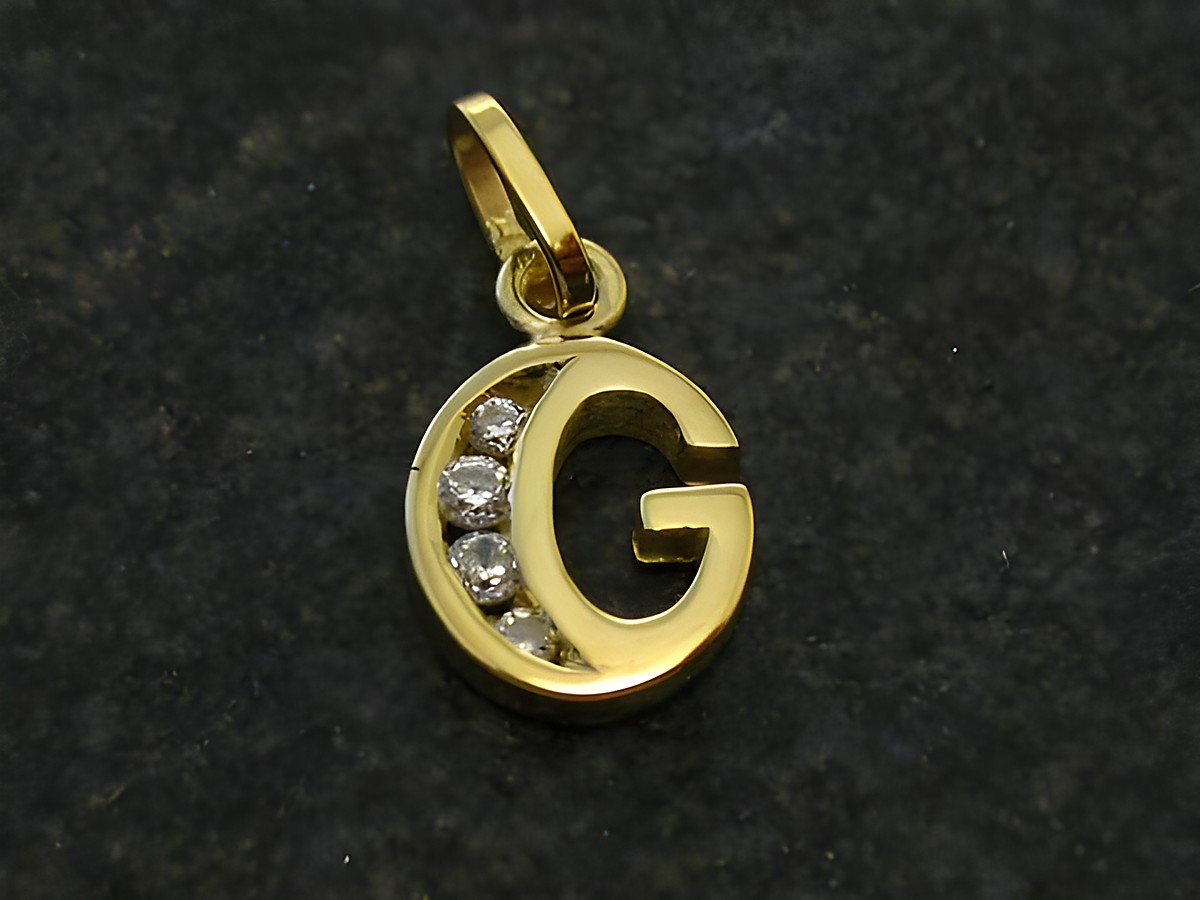 Goldanhänger in Form des Buchstabens G mit Zirkonia, Hersteller Juwelier Harnisch, elegantes und funkelndes Design, perfekt als persönliches Schmuckstück oder Geschenk.