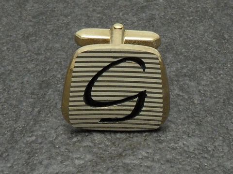 Vergoldete Manschettenknöpfe mit Initialen G, hergestellt von Juwelier Harnisch, mit eleganter Streifenoptik und künstlerisch gestaltetem Buchstaben.