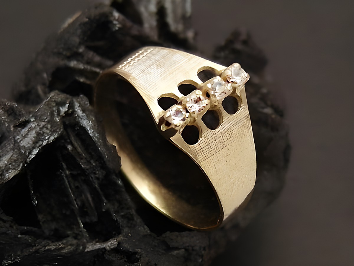 Ein mystischer Goldring aus Gold 333 mit Zirkonia, Größe 61, hergestellt von Juwelier Harnisch, über Größe 60/19, schlichte Eleganz mit funkelnden Steinen.