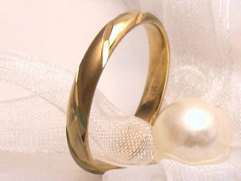 Der elegante Trauring Ehering GRACEFUL aus 333er Gold in Größe 64/20,4 von Juwelier Harnisch zeigt sich mit einer geschwungenen Oberfläche und schlichten Design, perfekt für den besonderen Anlass.