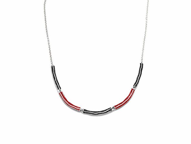 Elegante DUR Wellenspiel Kette aus rhodiniertem Sterling Silber, verziert mit Lavasand und Koralle in schwarz und rot, flexibel von 42 bis 50 cm einstellbar.