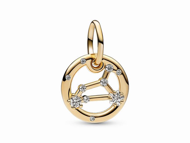 Charm-Anhänger in gelbgoldener Vergoldung mit Zirkonia, gestaltet im Design des Sternzeichens Löwe, elegantes Schmuckstück von Pandora, glänzende Oberfläche und dezente Funkel-Effekte.