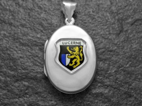 Silbernes Medaillon mit dem Stadtwappen von Luzern, Schweiz, gefertigt von Juwelier Harnisch, zeigt einen goldenen Löwen auf schwarzem Grund mit blauen Akzenten.