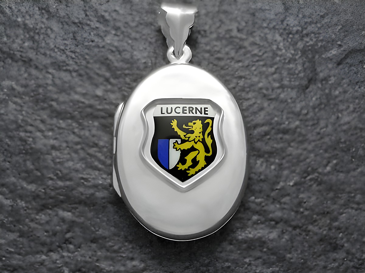 Silbernes Medaillon mit dem Stadtwappen von Luzern, Schweiz, gefertigt von Juwelier Harnisch, zeigt einen goldenen Löwen auf schwarzem Grund mit blauen Akzenten.