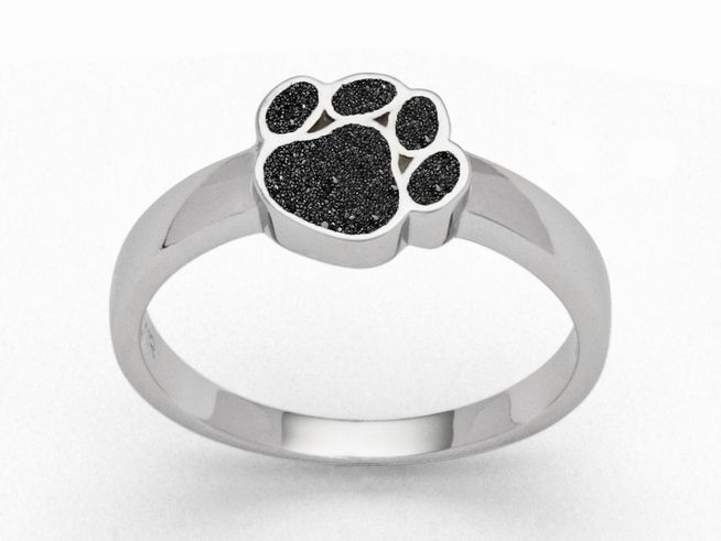 DUR Lavasand Ring Pfote R5610.58 aus Sterling Silber in Größe 58 mit einem stilisierten Pfotenmotiv in schwarzem Lavasand auf glänzendem Ringboden.