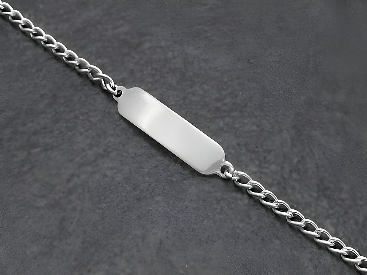Silber Gravur-Armband mit polierter Gravurfläche, Hersteller Juwelier Harnisch, für Kinder, elegantes Design mit feiner Kette und schlichter Gravurplatte.