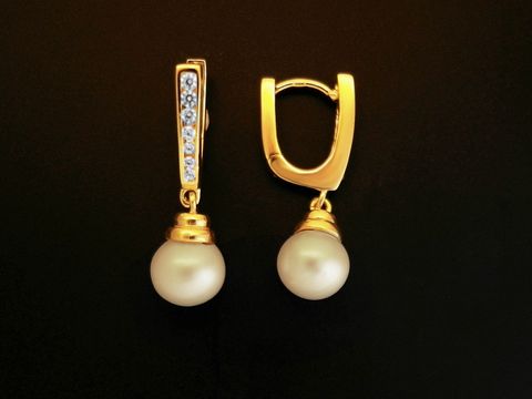 Gold Creolen mit prachtvollen Süßwasser Zuchtperlen und Zirkonia, 585 Gold, Hersteller Juwelier Harnisch, elegante Perlen Ohrringe für besondere Anlässe.