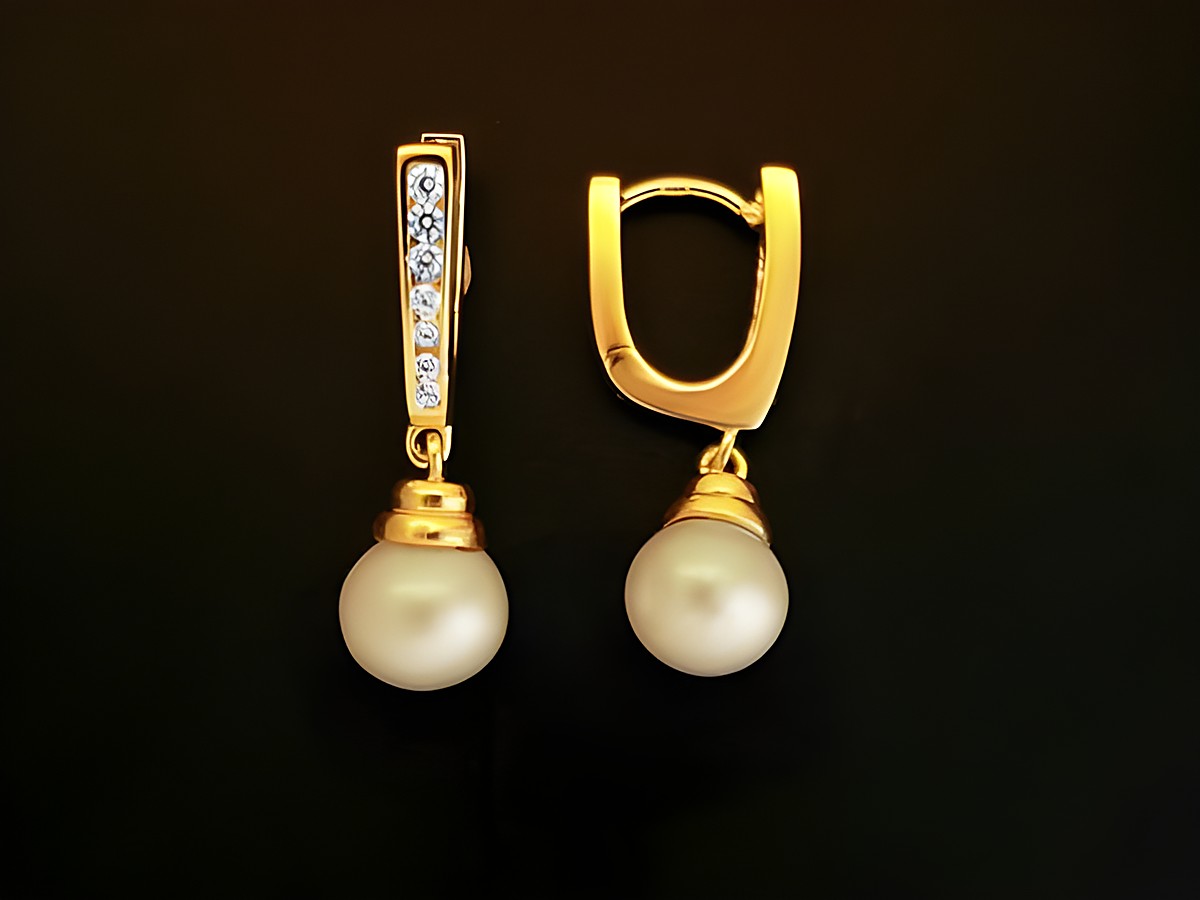Gold Creolen mit prachtvollen Süßwasser Zuchtperlen und Zirkonia, 585 Gold, Hersteller Juwelier Harnisch, elegante Perlen Ohrringe für besondere Anlässe.