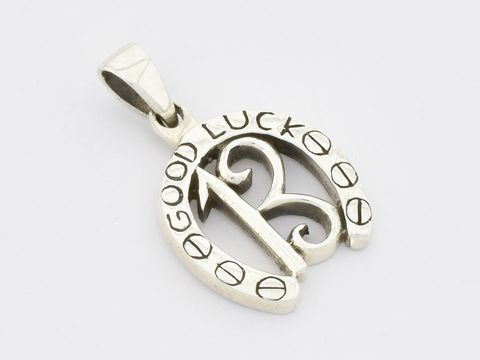 Hufeisenanhänger aus Sterling Silber mit der Gravur Good Luck und einer geschwungenen Zahl Dreizehn, gefertigt von Juwelier Harnisch, ideales Schmuckstück als Glücksbringer.