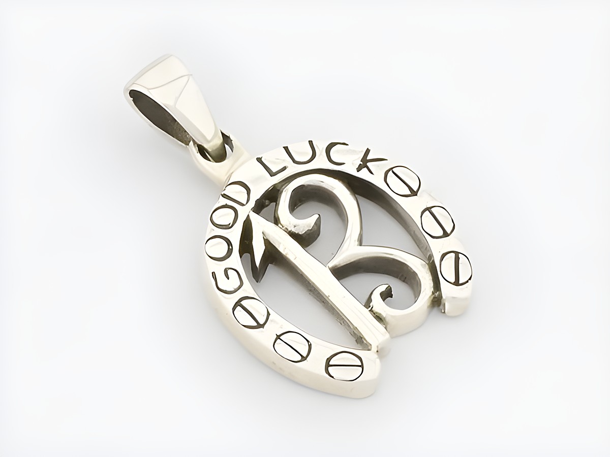 Hufeisenanhänger aus Sterling Silber mit der Gravur Good Luck und einer geschwungenen Zahl Dreizehn, gefertigt von Juwelier Harnisch, ideales Schmuckstück als Glücksbringer.