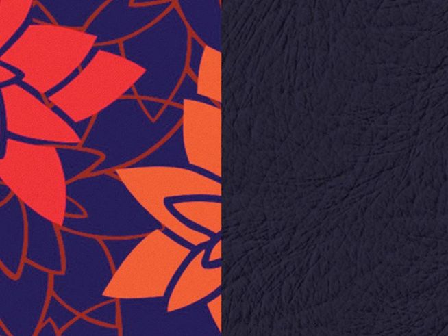 Auf dem Bild ist eine Armreif-Einlage von Les Georgettes in Metallic Dunkelblau zu sehen, mit einem farbenfrohen Blumenmuster in Blau und Orange.