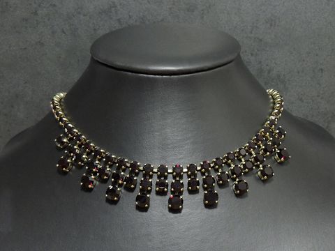 71431-0 Schicke Strasskette in granatrot, 42,5-46 cm, mit goldfarbener Fassung, Hersteller Juwelier Harnisch. Elegant und glamourös, ideal für besondere Anlässe.