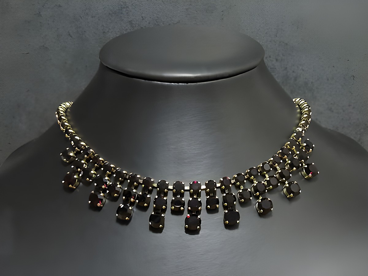 Schicke Strasskette in granatrot, 42,5-46 cm, mit goldfarbener Fassung, Hersteller Juwelier Harnisch. Elegant und glamourös, ideal für besondere Anlässe.